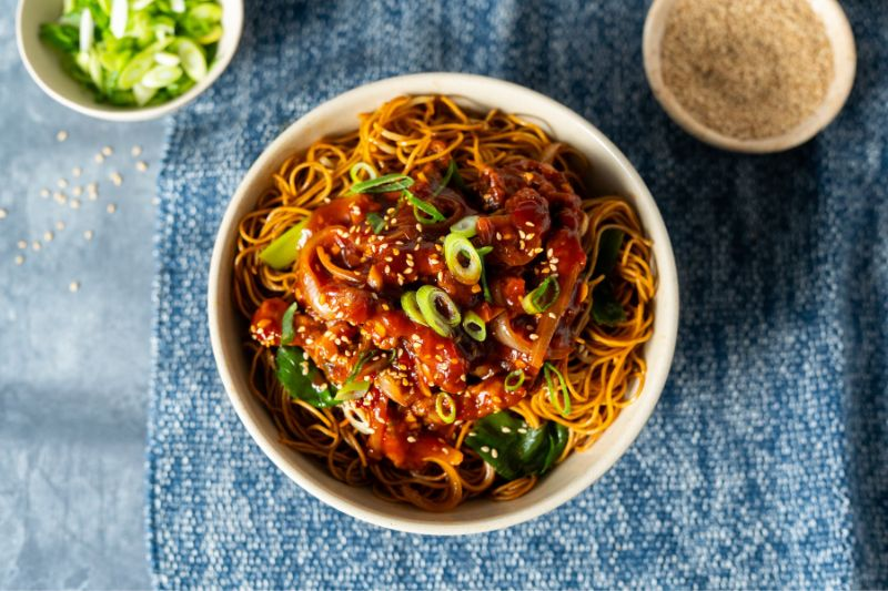 Crispy Peking Beef with Fried Noodles